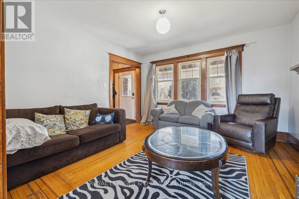 












59 PAISLEY AVENUE S

,
Hamilton,




Ontario
L8S1V2

