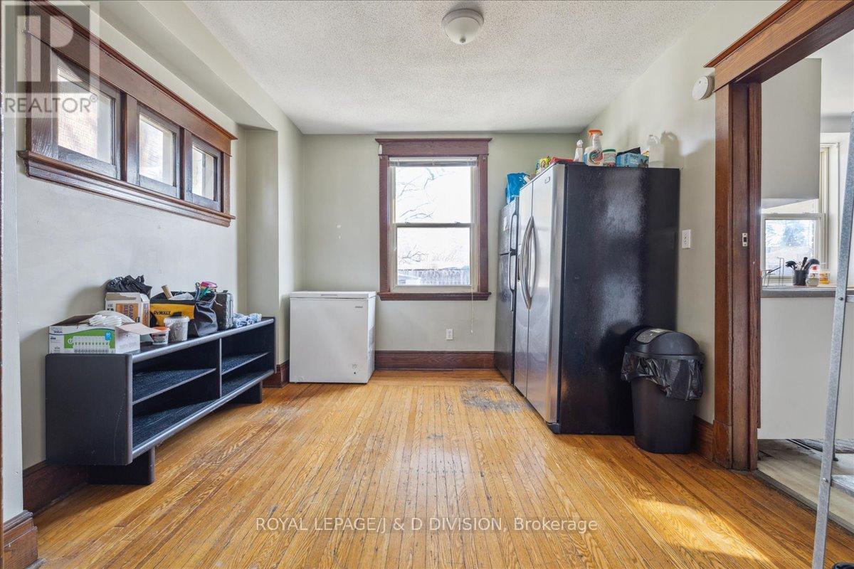 












59 PAISLEY AVENUE S

,
Hamilton,




Ontario
L8S1V2

