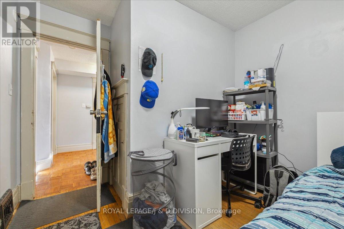 












59 PAISLEY AVENUE S

,
Hamilton,




Ontario
L8S1V2

