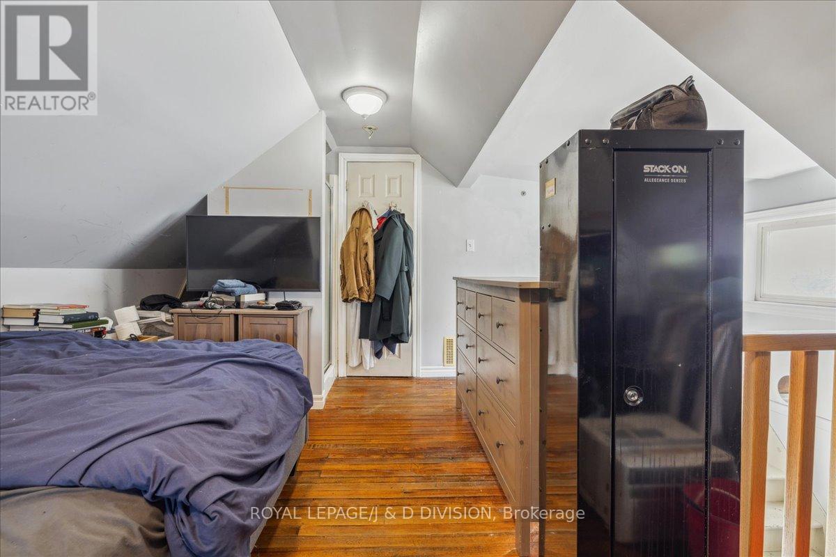 












59 PAISLEY AVENUE S

,
Hamilton,




Ontario
L8S1V2

