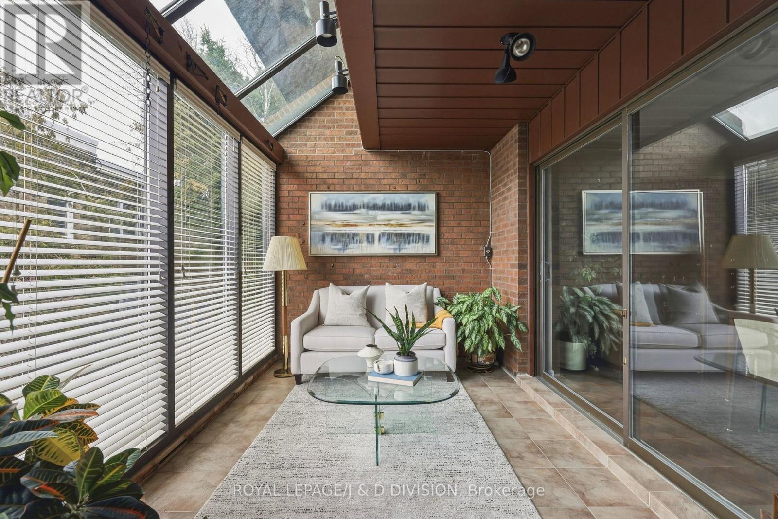 












122 CORTLEIGH BOULEVARD

,
Toronto,




Ontario
M4R1K6

