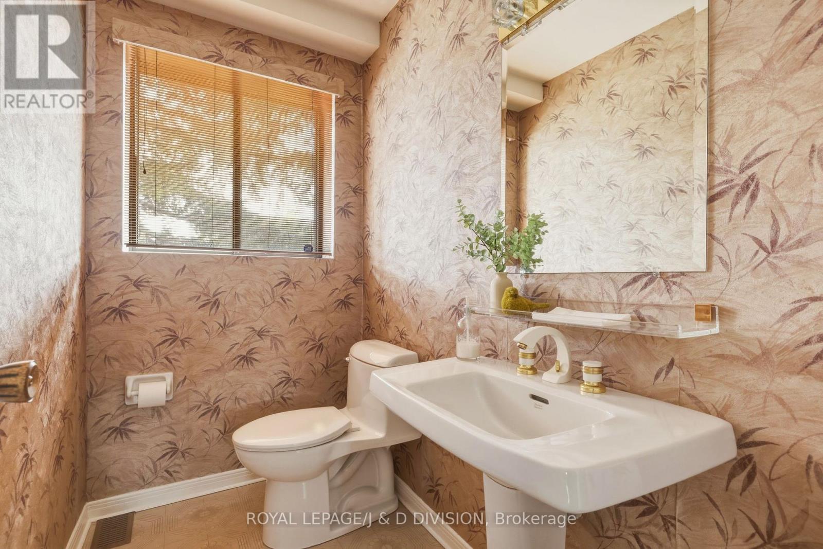 












122 CORTLEIGH BOULEVARD

,
Toronto,




Ontario
M4R1K6

