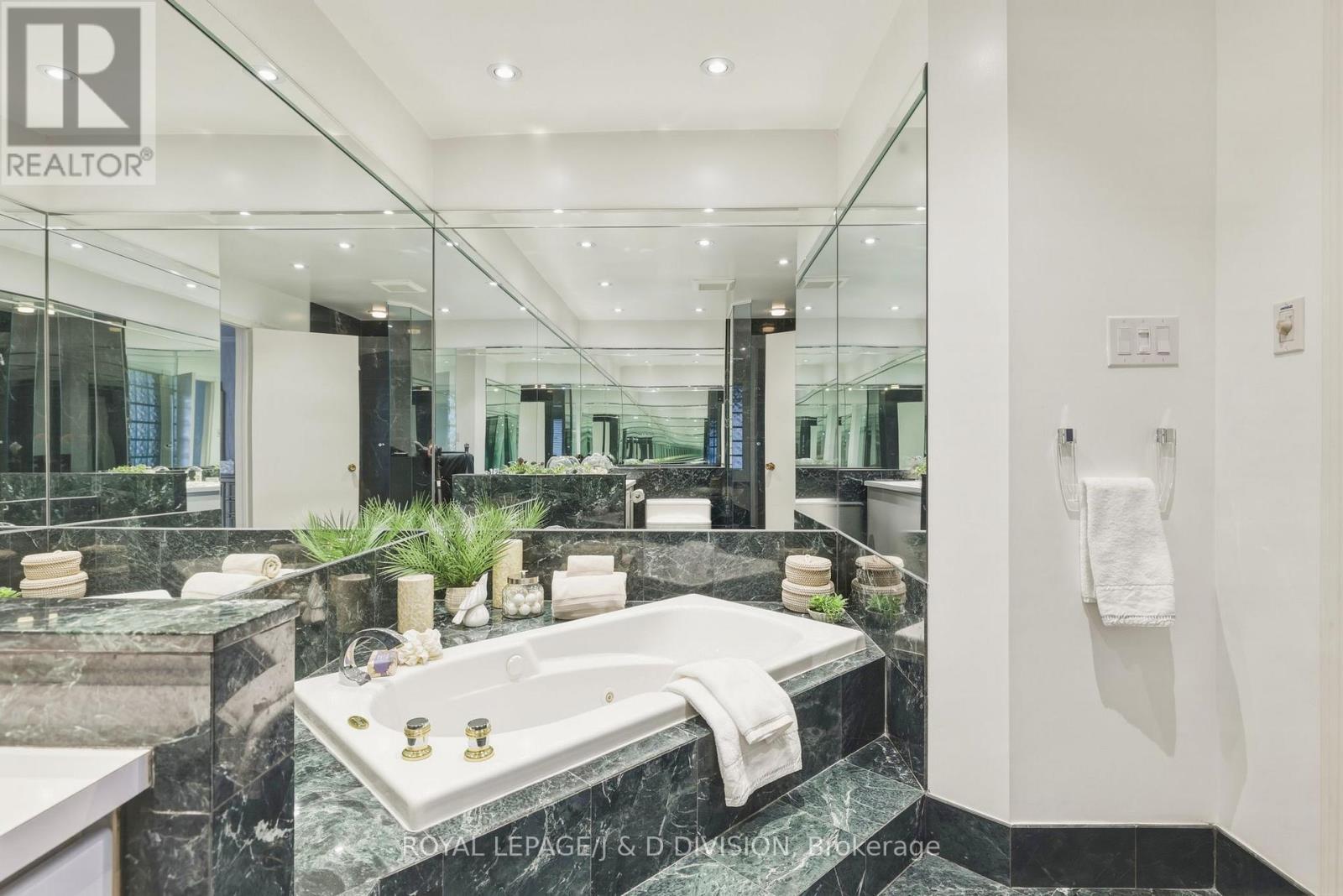 












122 CORTLEIGH BOULEVARD

,
Toronto,




Ontario
M4R1K6

