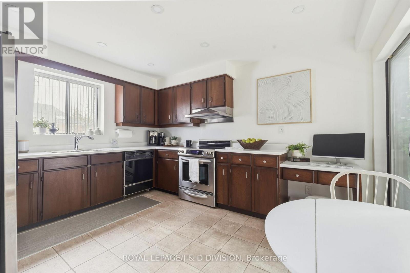 












122 CORTLEIGH BOULEVARD

,
Toronto,




Ontario
M4R1K6

