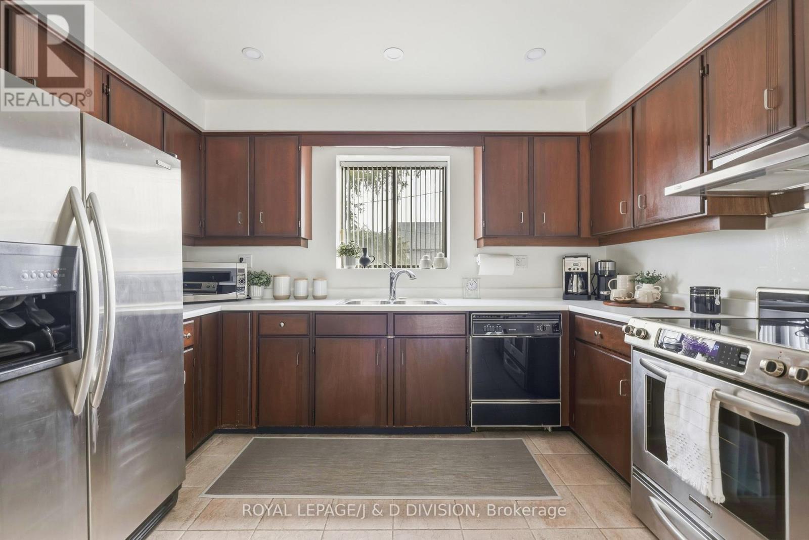 












122 CORTLEIGH BOULEVARD

,
Toronto,




Ontario
M4R1K6

