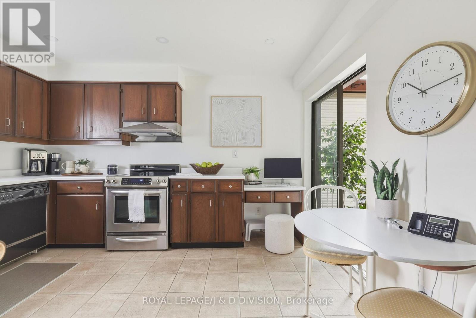 












122 CORTLEIGH BOULEVARD

,
Toronto,




Ontario
M4R1K6

