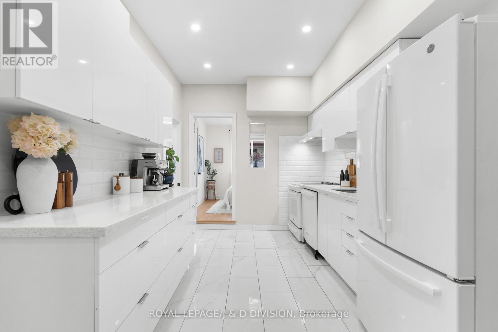 












28 ARGYLE STREET

,
Toronto,




Ontario
M6J1N4

