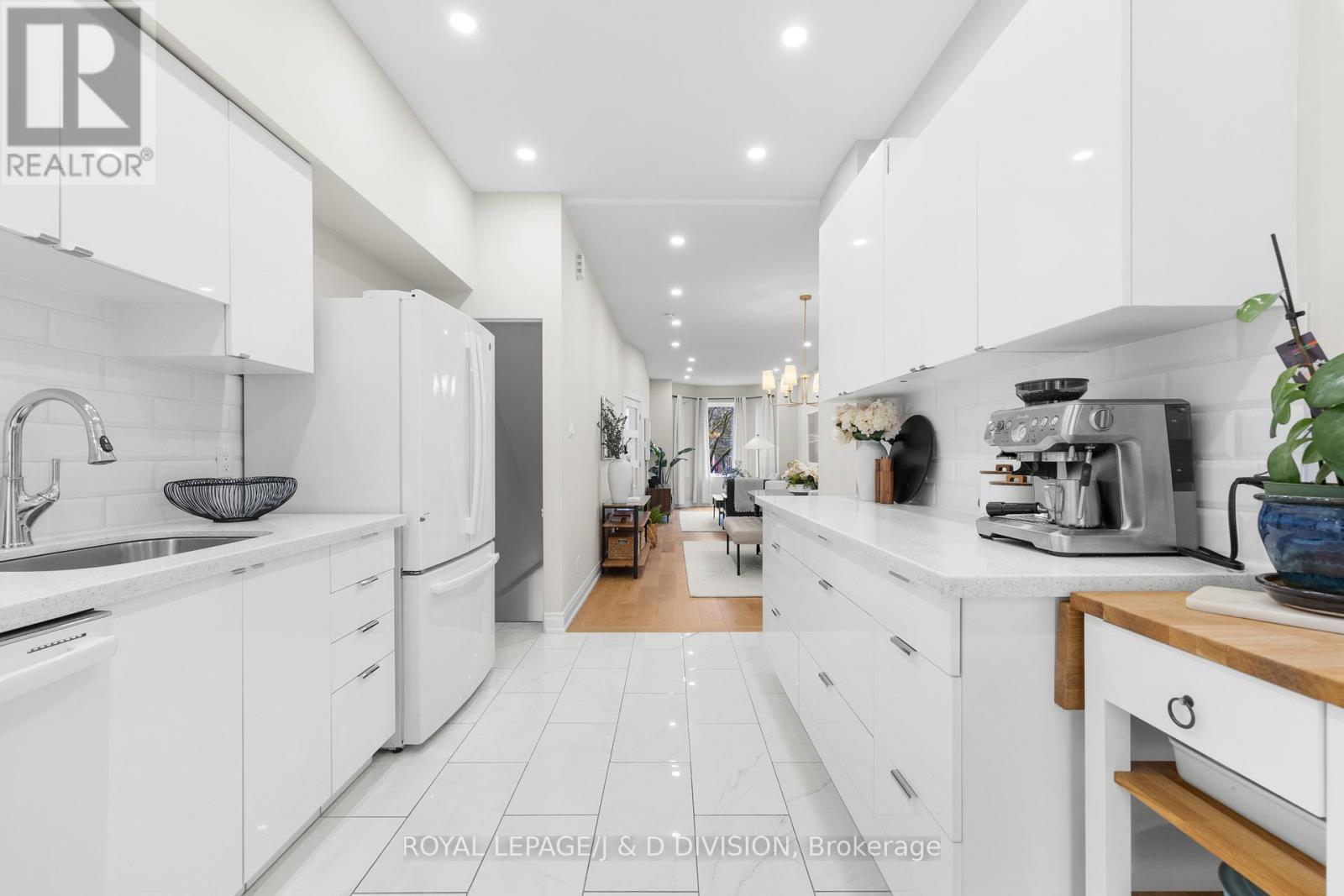 












28 ARGYLE STREET

,
Toronto,




Ontario
M6J1N4

