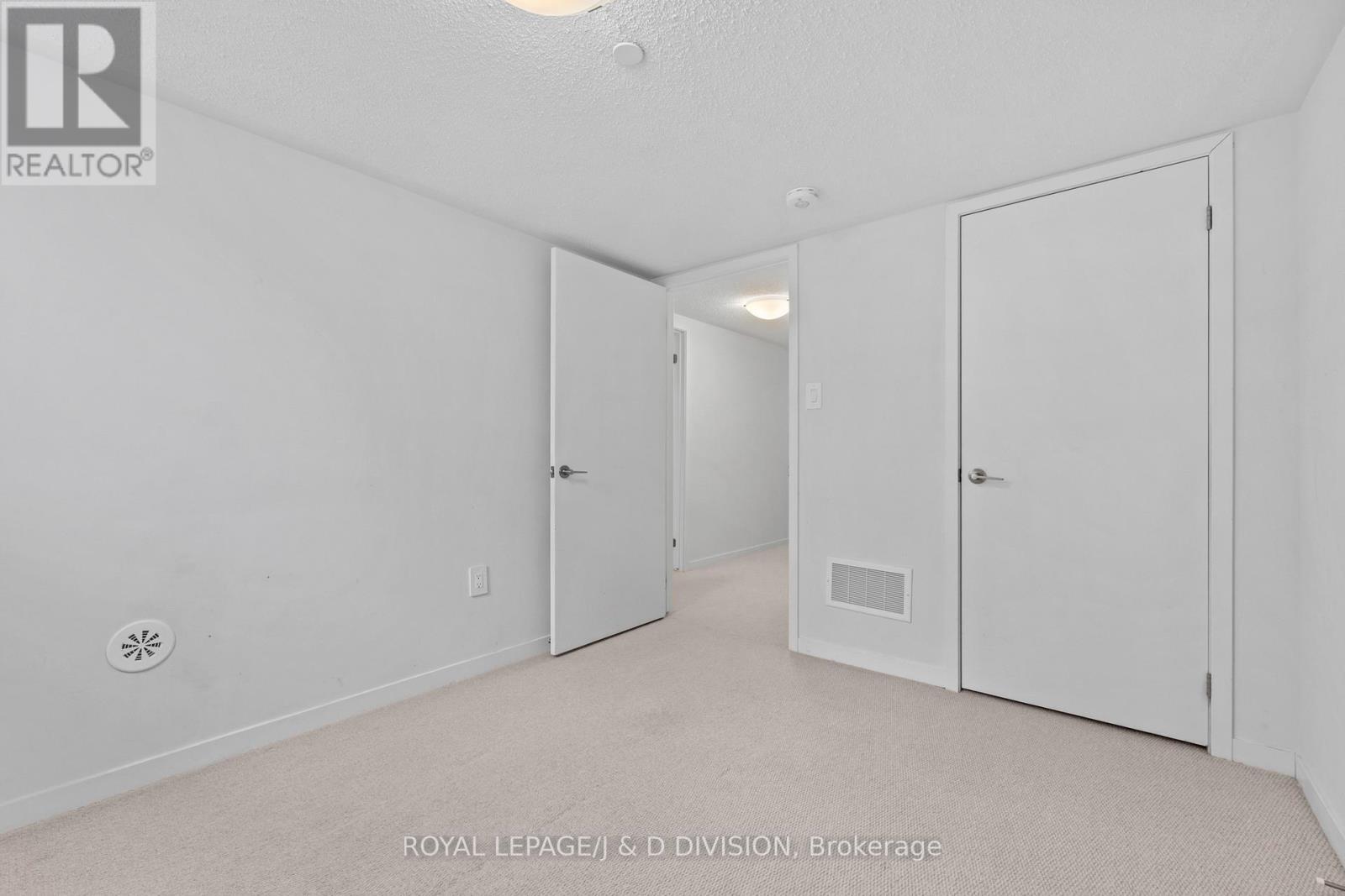 












57 - 31 HONEYCRISP CRESCENT

,
Vaughan,




Ontario
L4K0N6

