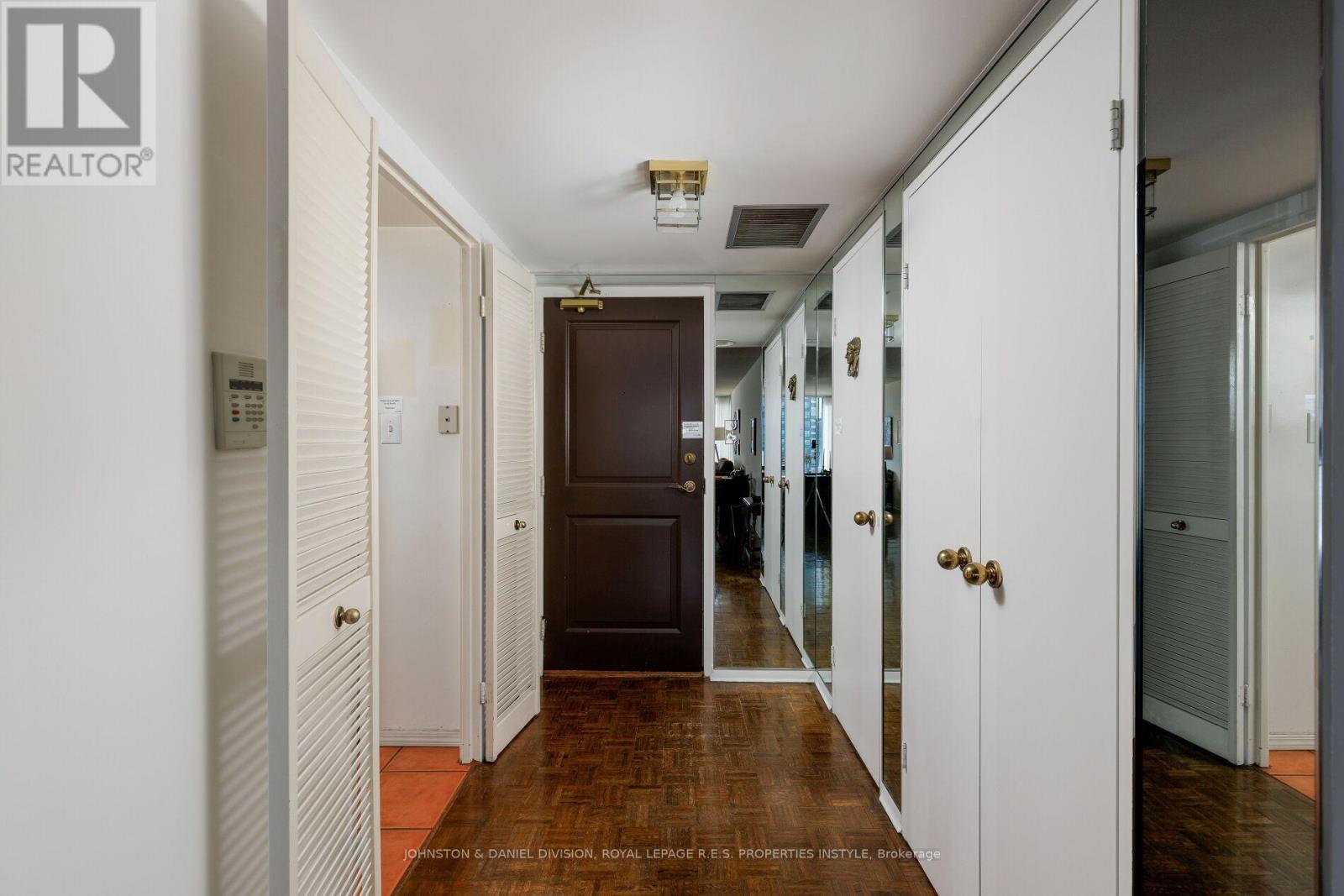 












901 - 30 WELLINGTON STREET E

,
Toronto,




Ontario
M5E1S3

