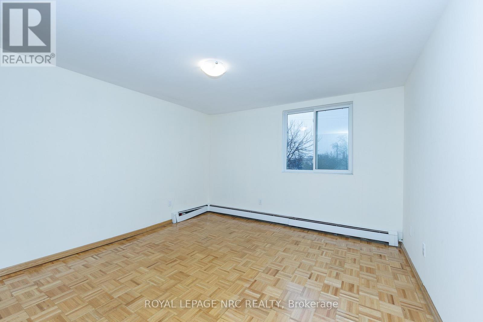 












209 - 264 GRANTHAM AVENUE

,
St. Catharines (Carlton/Bunting),




Ontario
L2M5B5

