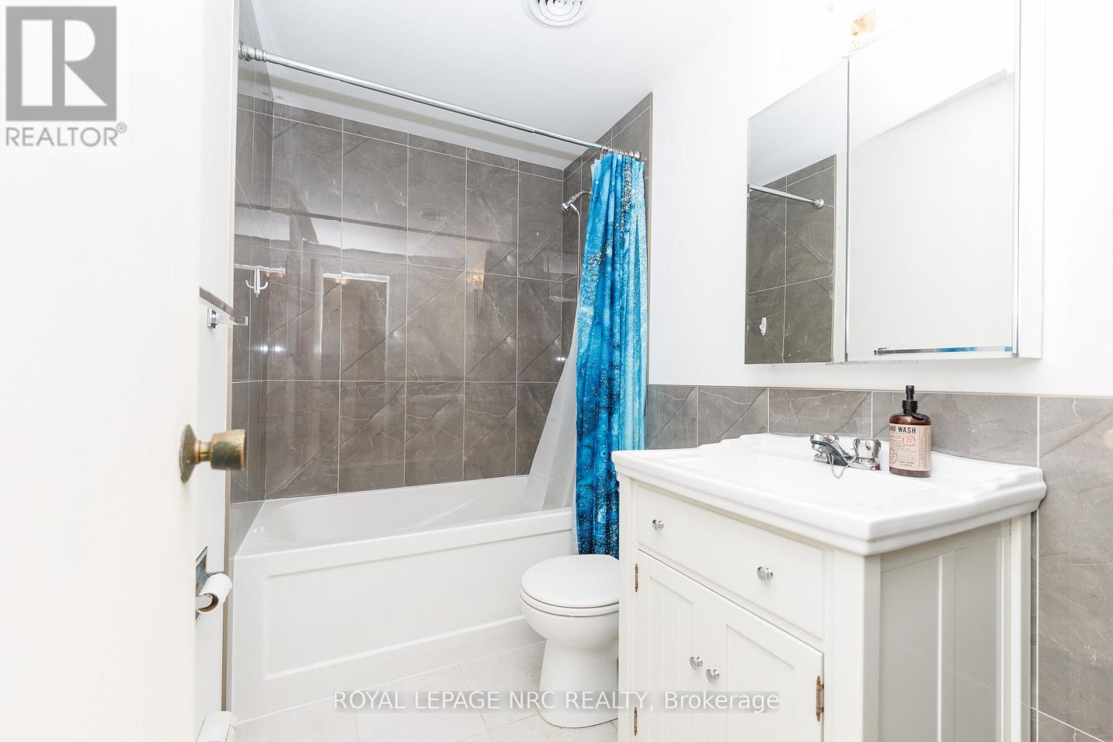 












209 - 264 GRANTHAM AVENUE

,
St. Catharines (Carlton/Bunting),




Ontario
L2M5B5

