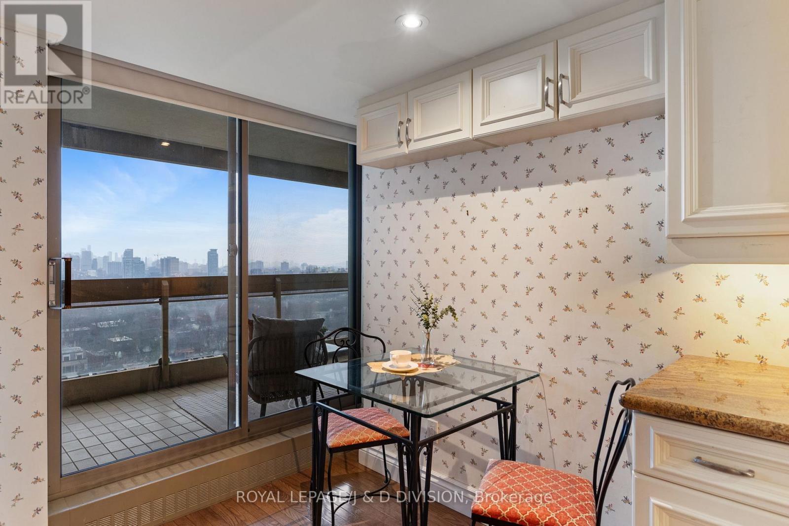 












1405 - 63 ST CLAIR AVENUE W

,
Toronto,




Ontario
M4V2Y9

