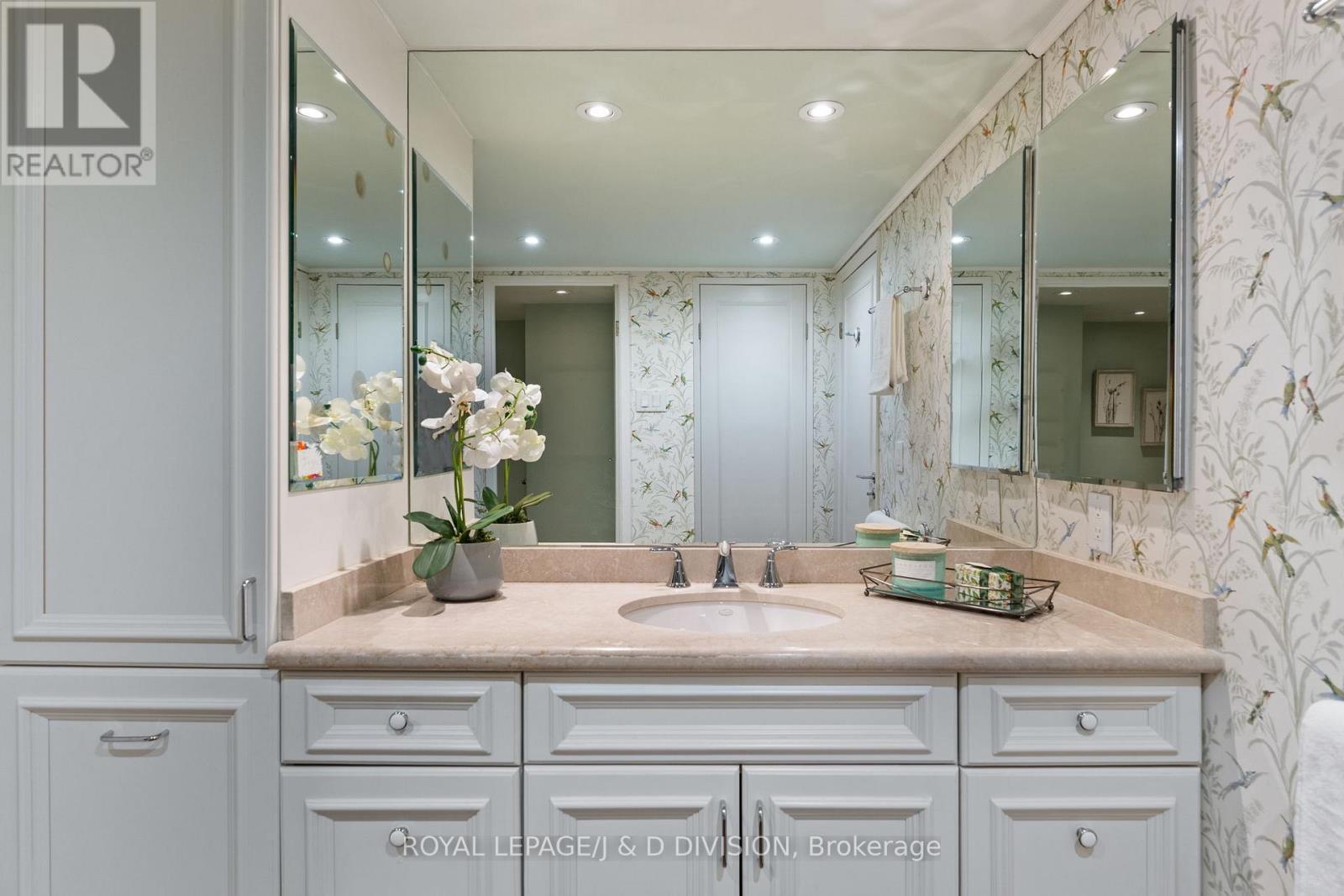 












1405 - 63 ST CLAIR AVENUE W

,
Toronto,




Ontario
M4V2Y9

