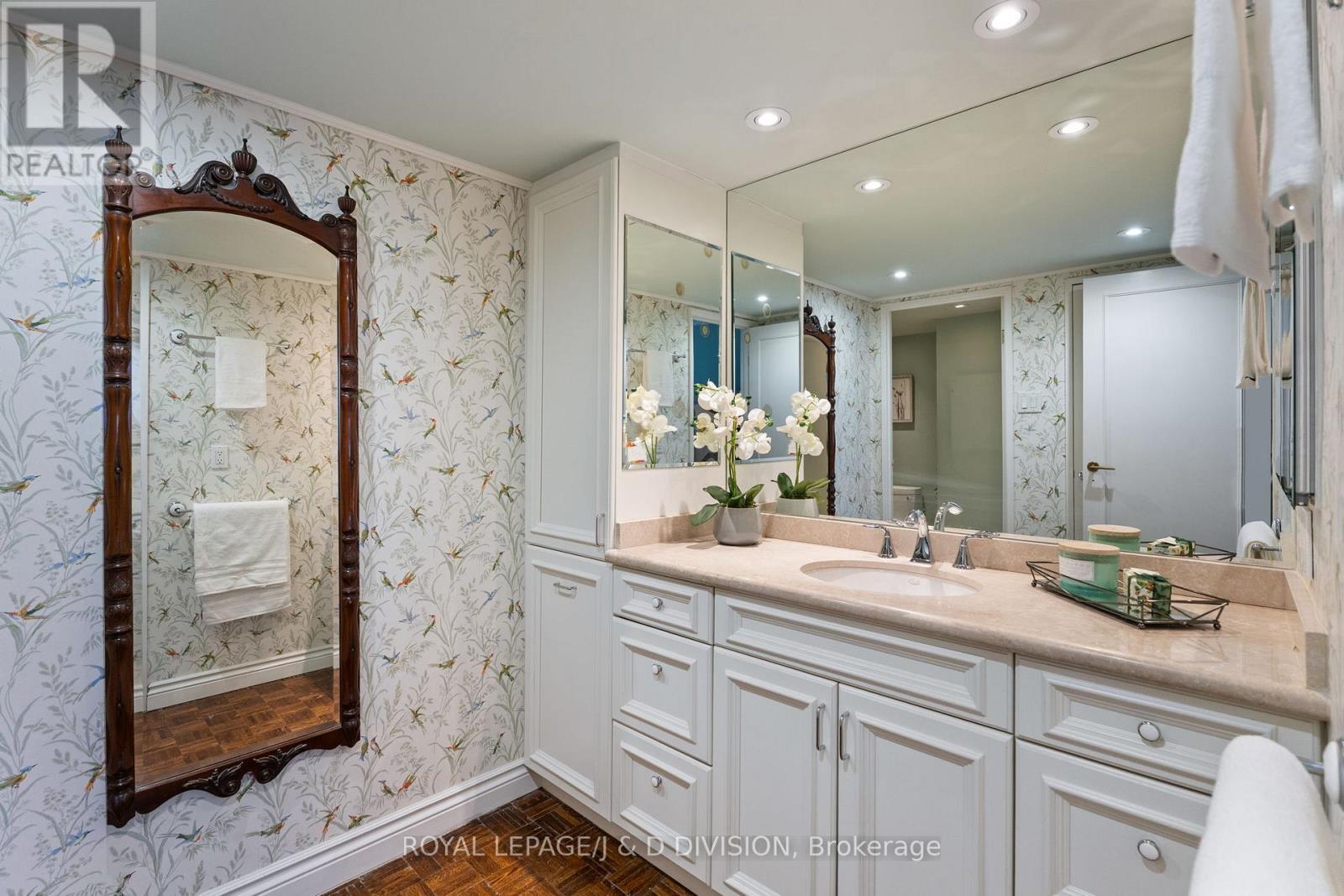 












1405 - 63 ST CLAIR AVENUE W

,
Toronto,




Ontario
M4V2Y9

