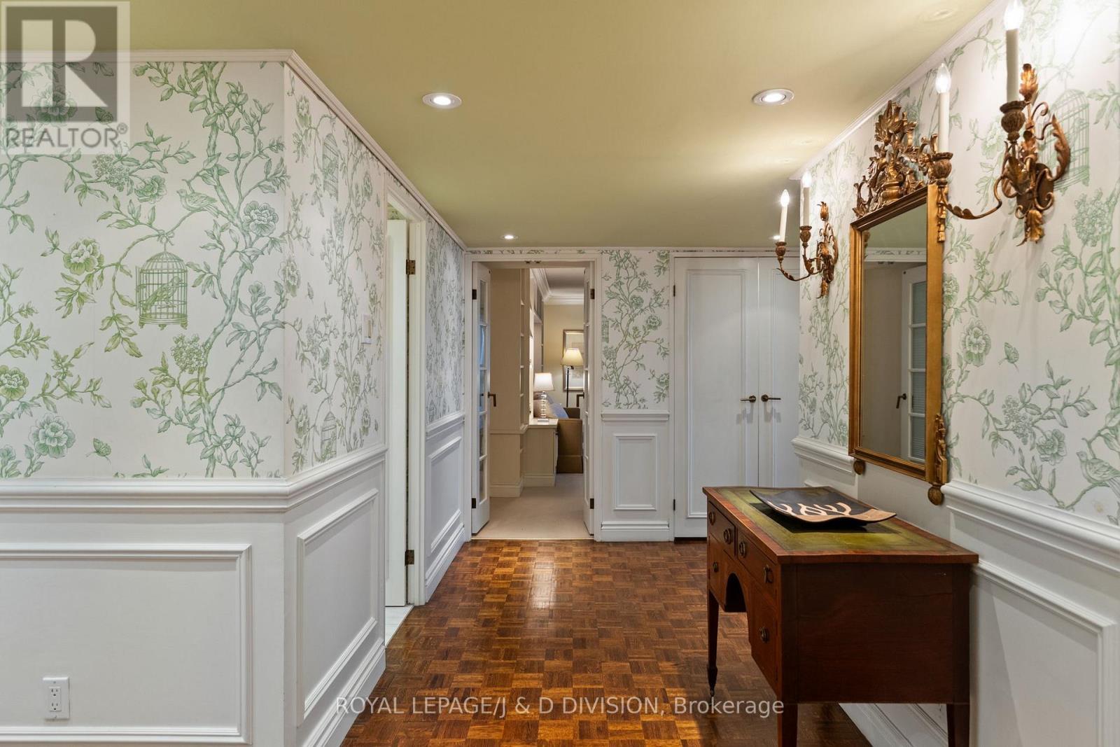 












1405 - 63 ST CLAIR AVENUE W

,
Toronto,




Ontario
M4V2Y9

