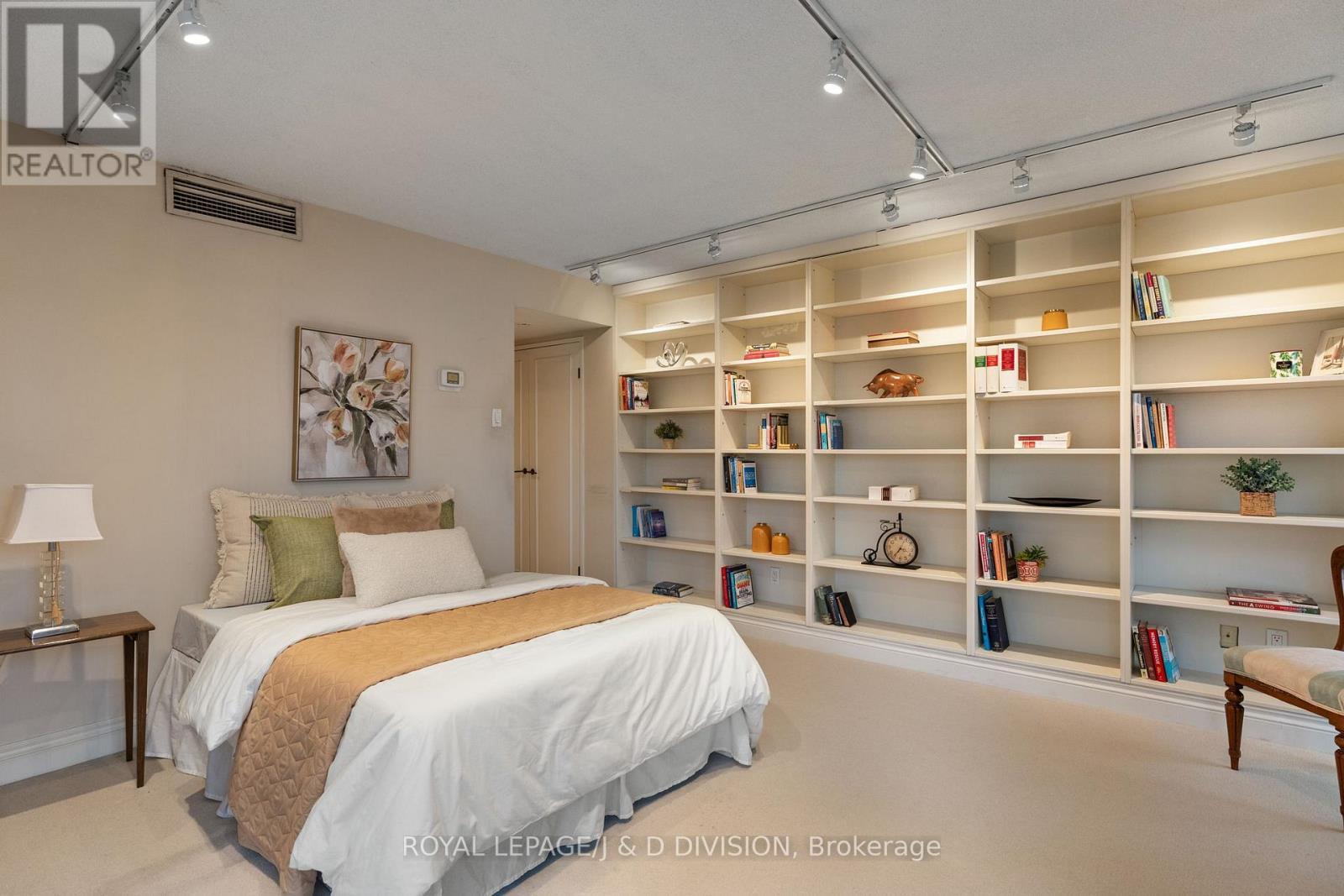 












1405 - 63 ST CLAIR AVENUE W

,
Toronto,




Ontario
M4V2Y9

