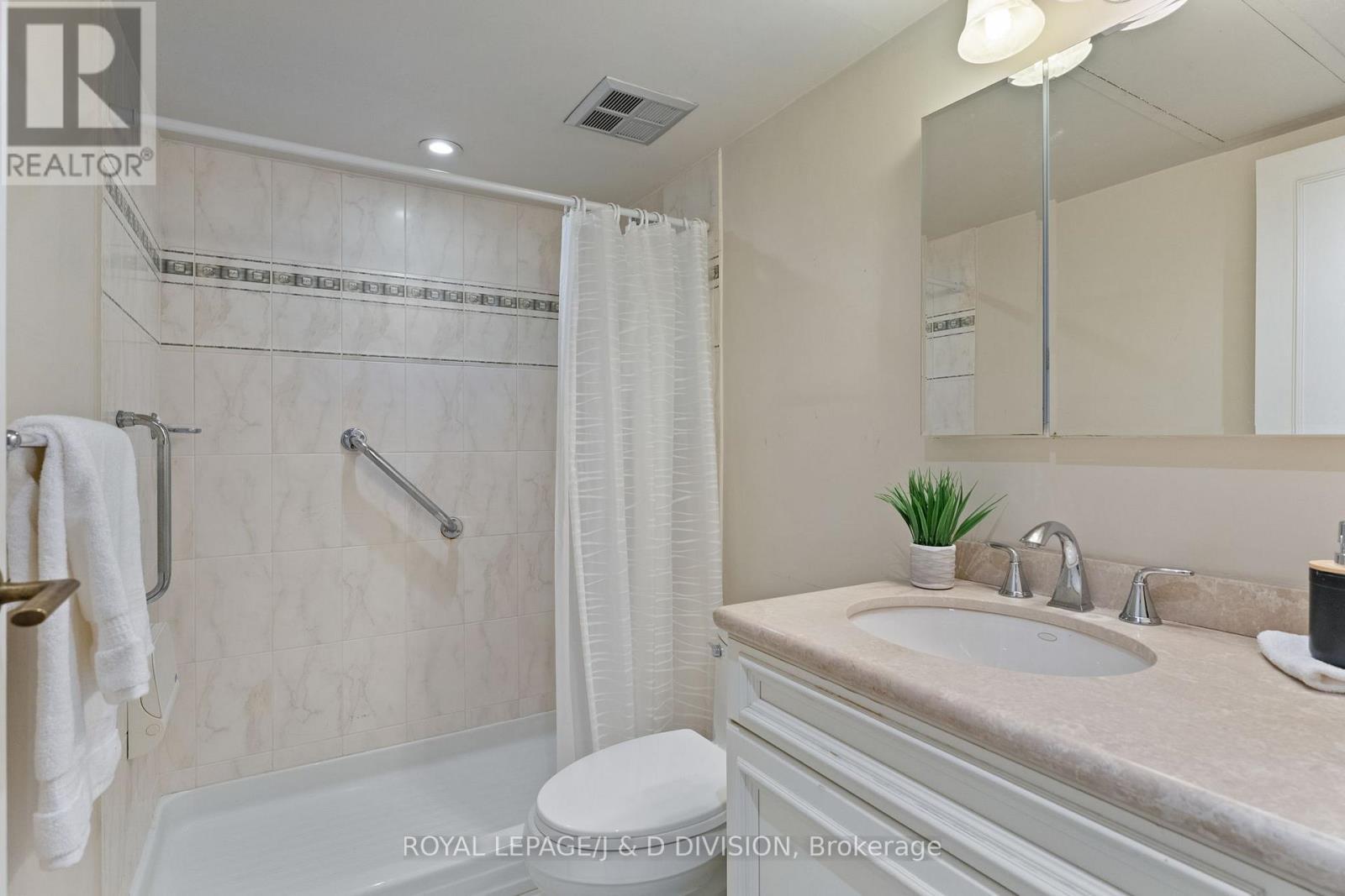 












1405 - 63 ST CLAIR AVENUE W

,
Toronto,




Ontario
M4V2Y9

