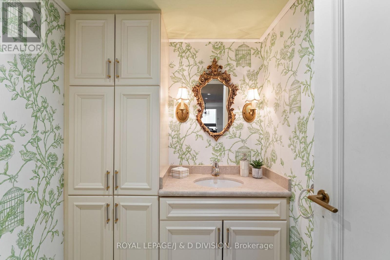 












1405 - 63 ST CLAIR AVENUE W

,
Toronto,




Ontario
M4V2Y9

