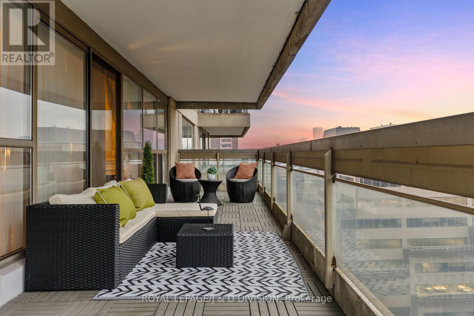 












1405 - 63 ST CLAIR AVENUE W

,
Toronto,




Ontario
M4V2Y9

