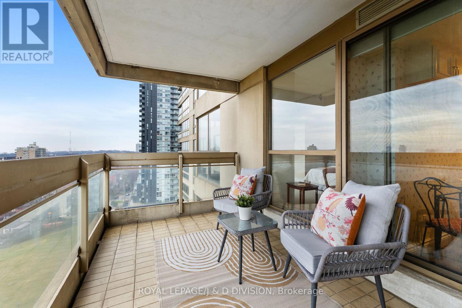 












1405 - 63 ST CLAIR AVENUE W

,
Toronto,




Ontario
M4V2Y9

