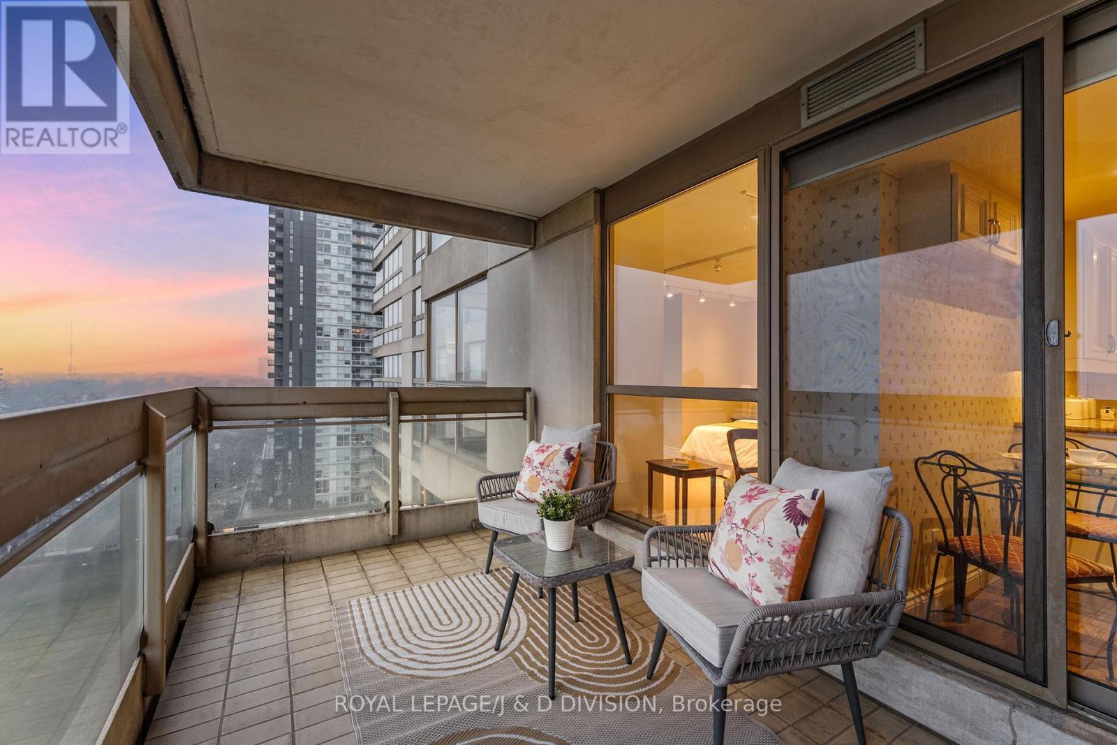 












1405 - 63 ST CLAIR AVENUE W

,
Toronto,




Ontario
M4V2Y9

