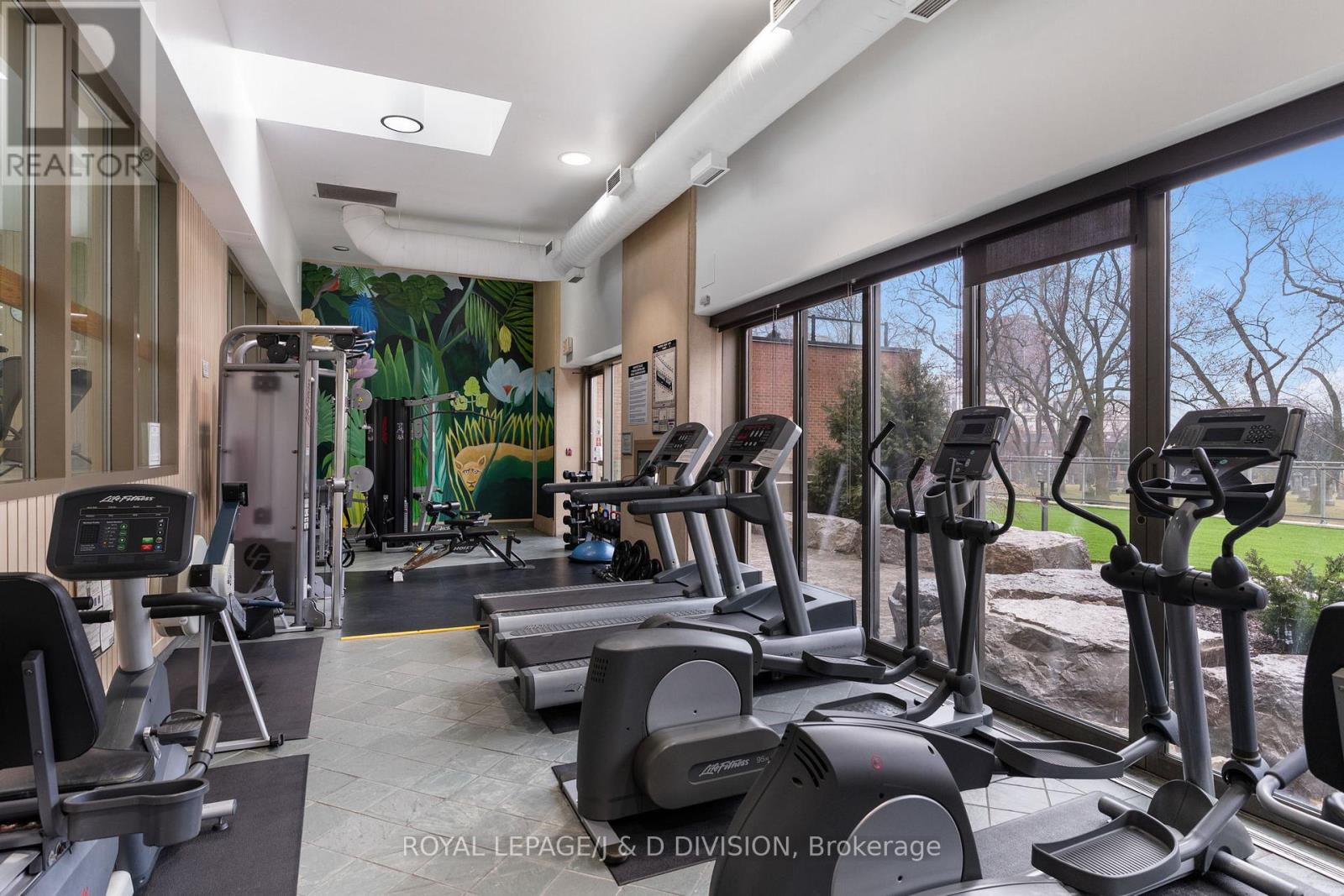 












1405 - 63 ST CLAIR AVENUE W

,
Toronto,




Ontario
M4V2Y9

