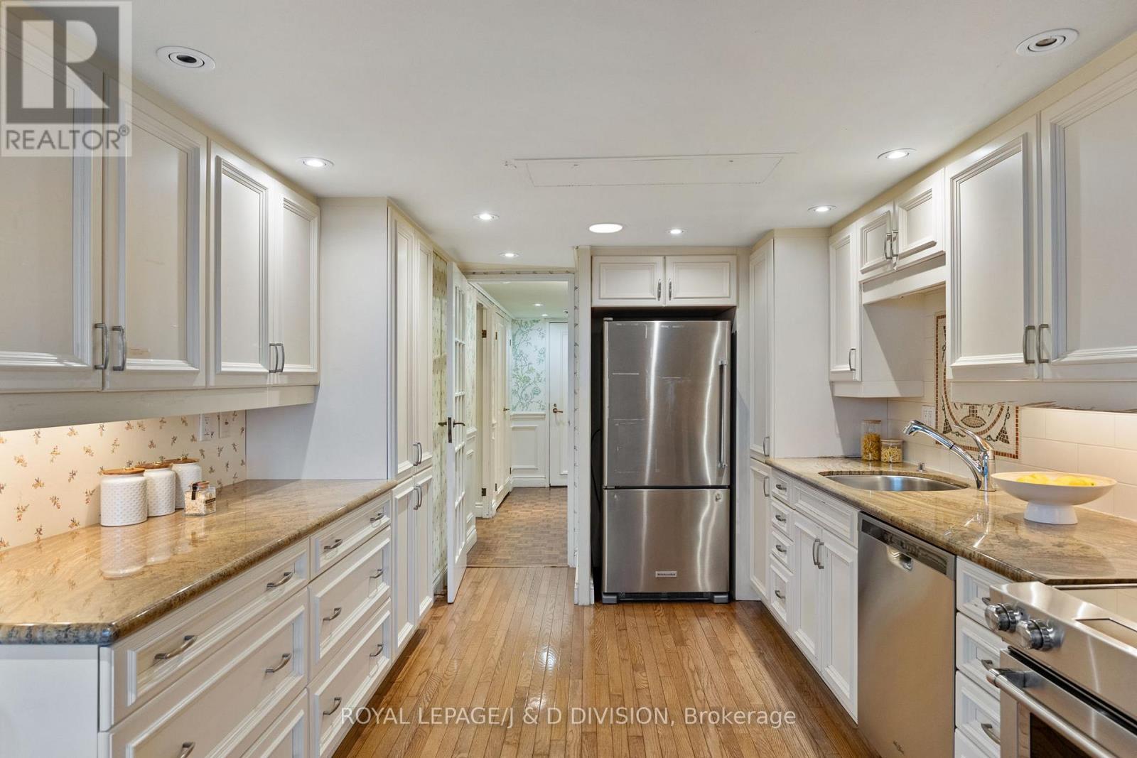 












1405 - 63 ST CLAIR AVENUE W

,
Toronto,




Ontario
M4V2Y9

