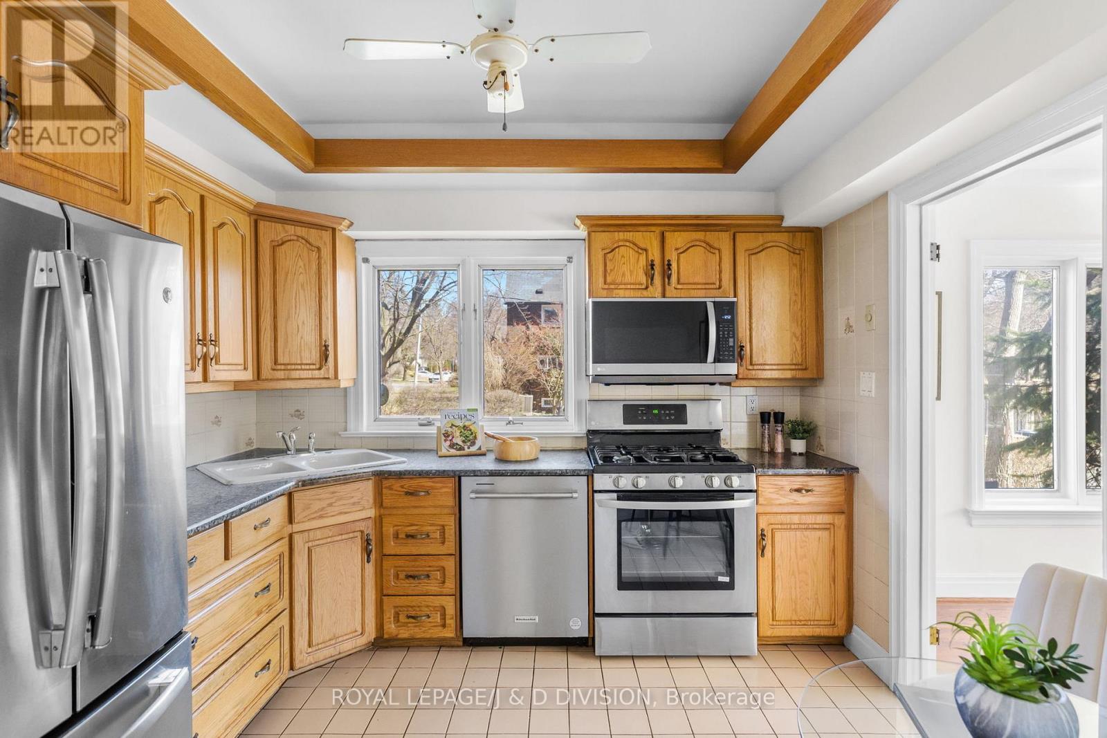 












77 CHAPLIN CRESCENT

,
Toronto,




Ontario
M5P1A4

