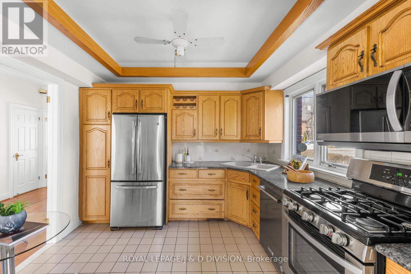 












77 CHAPLIN CRESCENT

,
Toronto,




Ontario
M5P1A4

