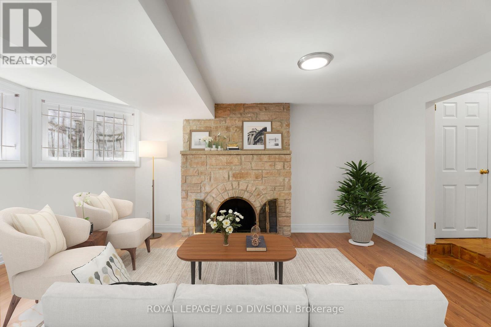 












77 CHAPLIN CRESCENT

,
Toronto,




Ontario
M5P1A4

