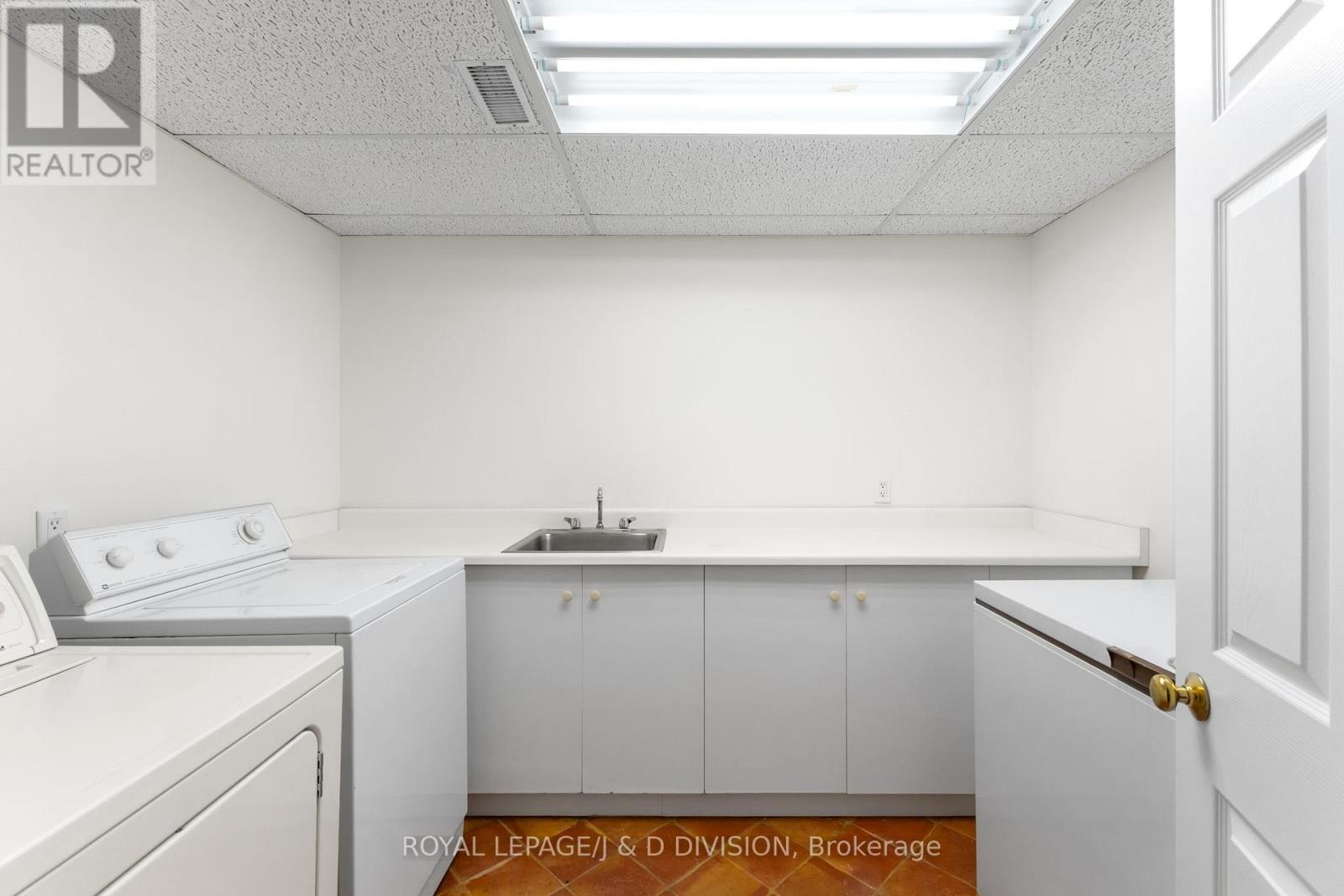 












77 CHAPLIN CRESCENT

,
Toronto,




Ontario
M5P1A4

