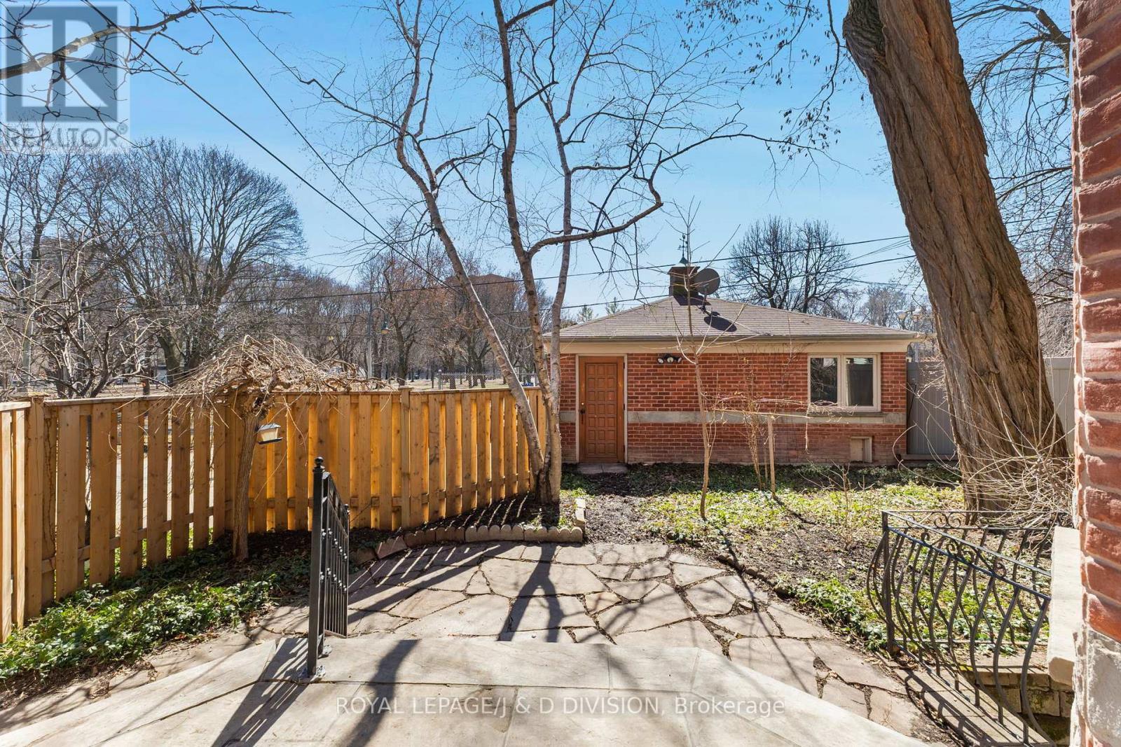 












77 CHAPLIN CRESCENT

,
Toronto,




Ontario
M5P1A4

