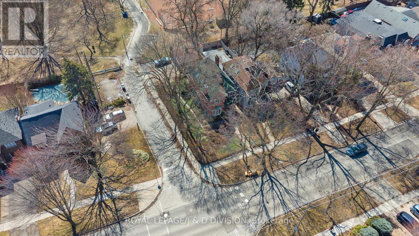 












77 CHAPLIN CRESCENT

,
Toronto,




Ontario
M5P1A4

