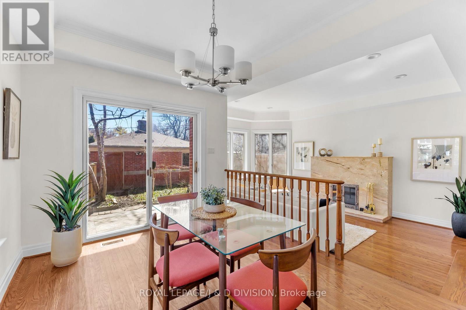 












77 CHAPLIN CRESCENT

,
Toronto,




Ontario
M5P1A4

