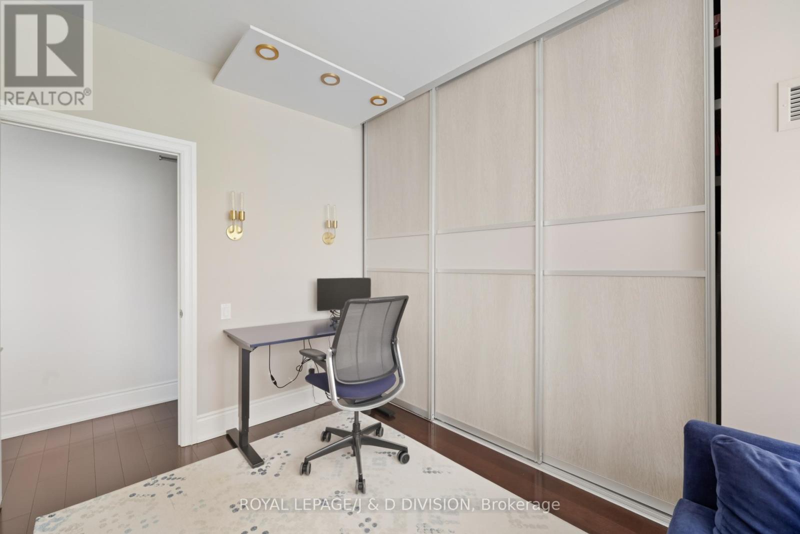 












401 - 55 DELISLE AVENUE

,
Toronto,




Ontario
M4V3C2

