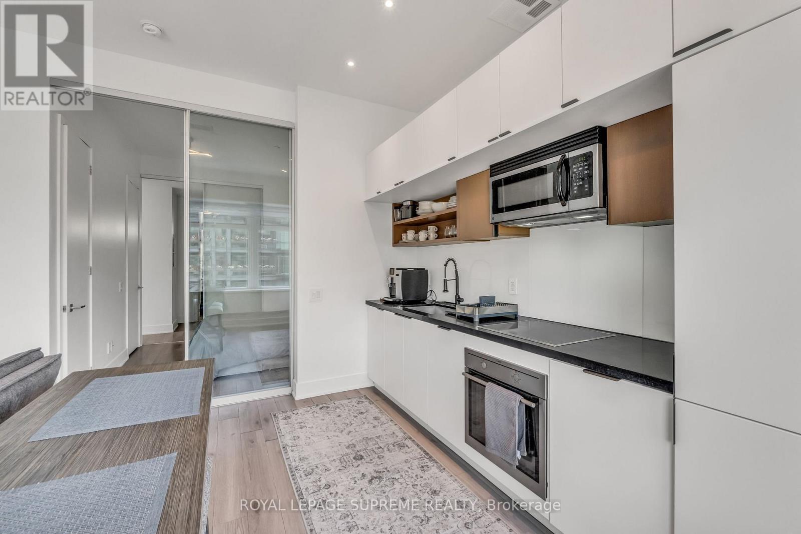 












604 - 111 ST CLAIR AVENUE W

,
Toronto,




Ontario
M4V1N5

