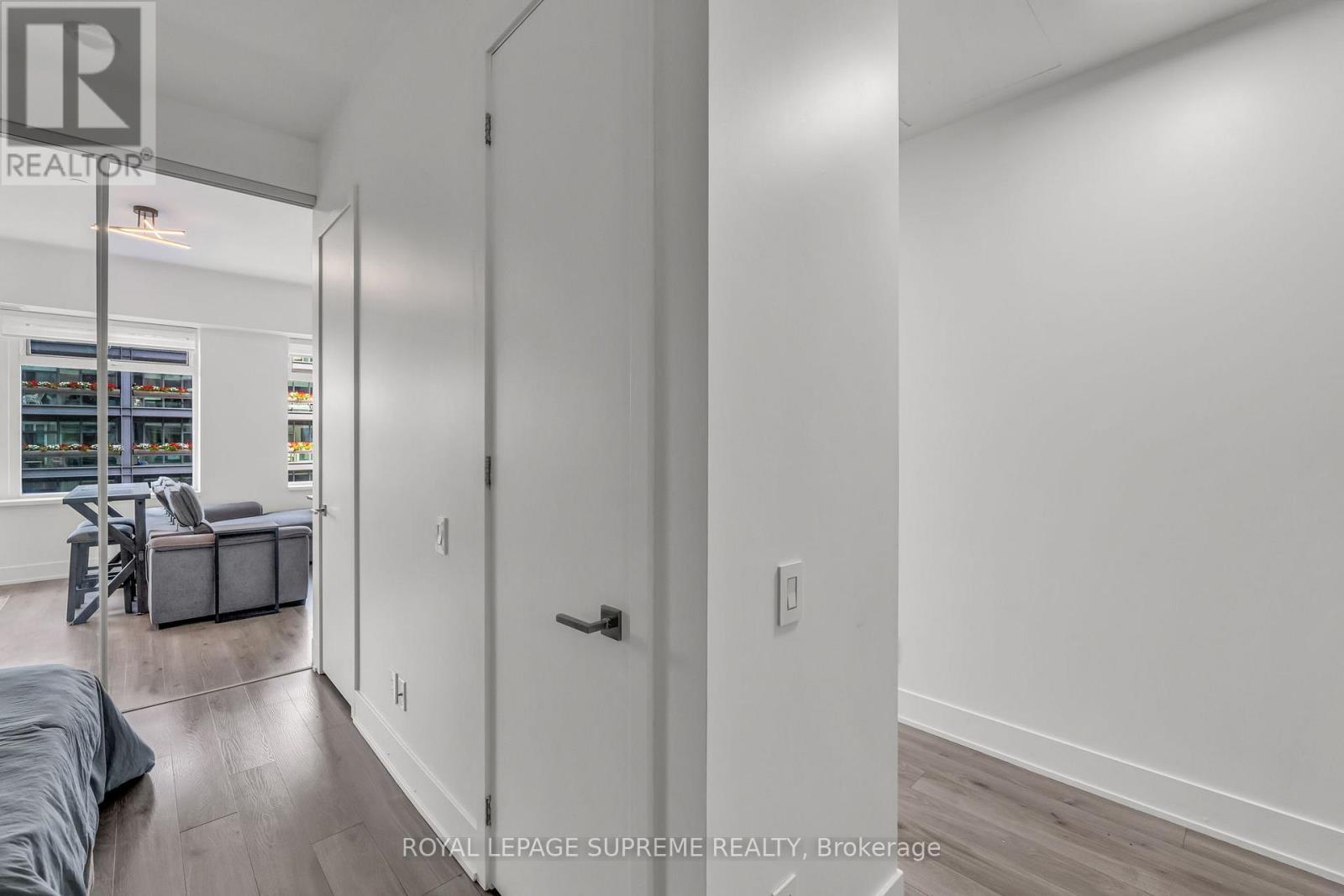 












604 - 111 ST CLAIR AVENUE W

,
Toronto,




Ontario
M4V1N5

