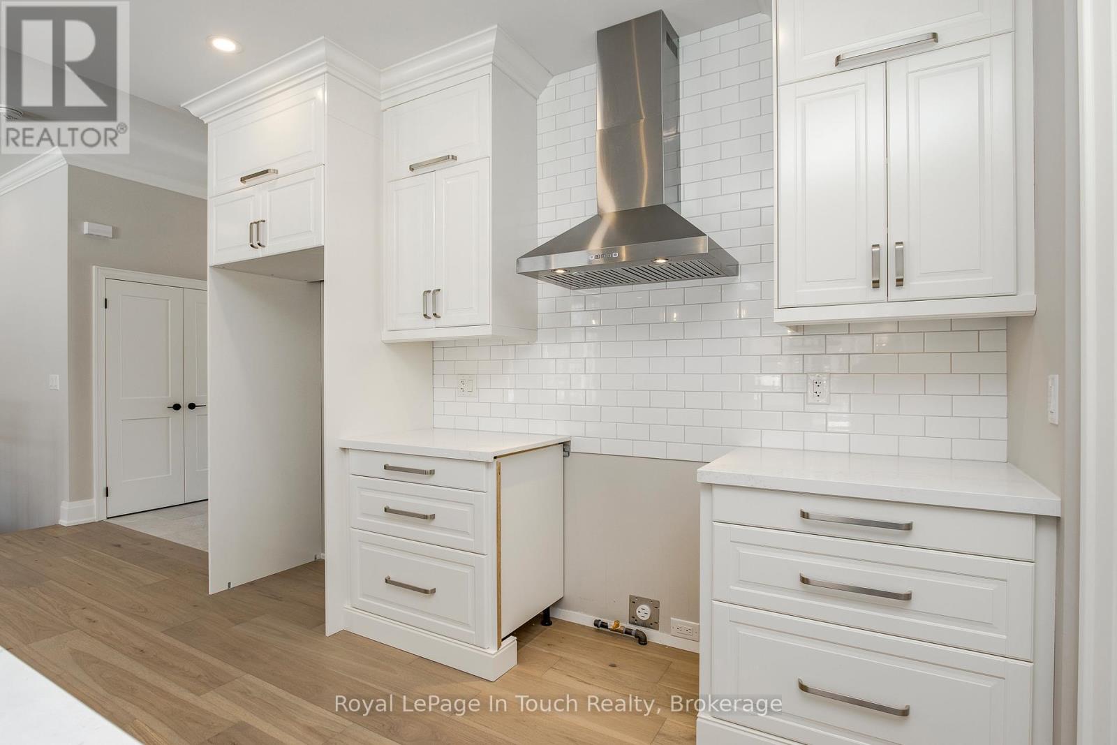 












125 TALL PINES DRIVE

,
Tiny,




Ontario
L9M0H4

