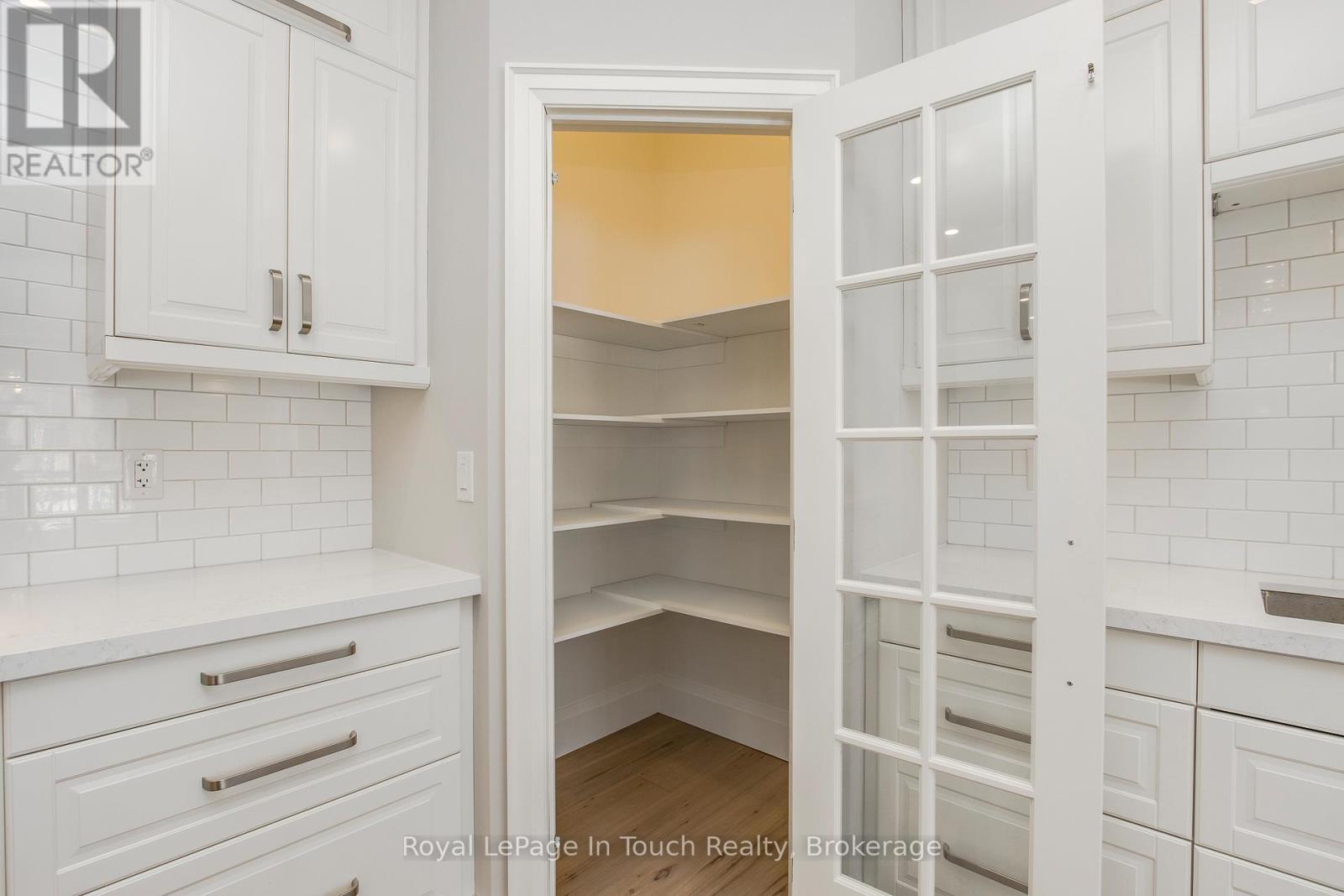 












125 TALL PINES DRIVE

,
Tiny,




Ontario
L9M0H4

