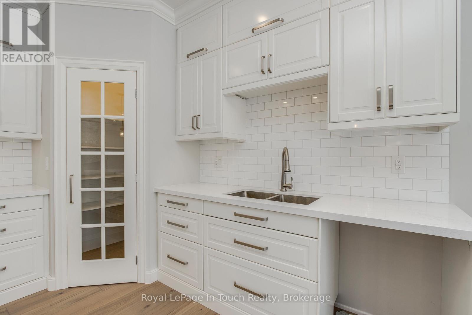 












125 TALL PINES DRIVE

,
Tiny,




Ontario
L9M0H4

