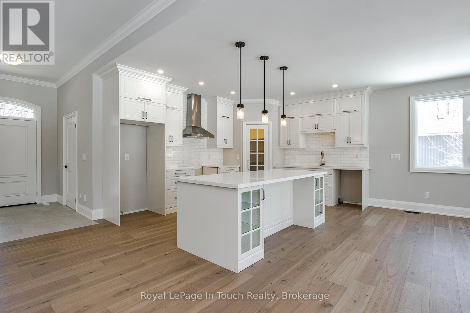 












125 TALL PINES DRIVE

,
Tiny,




Ontario
L9M0H4

