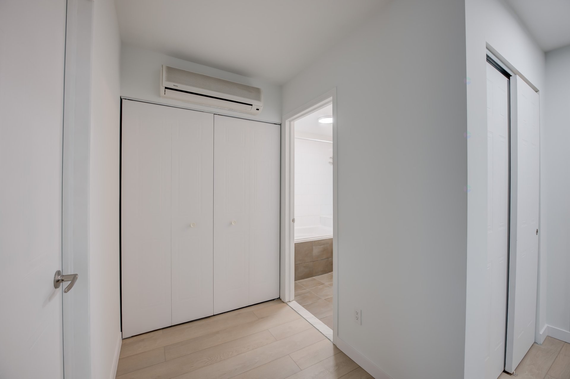 









1950


Rue De Champlain

, 219,
Montréal (Ville-Marie),




QC
H2L2S8

