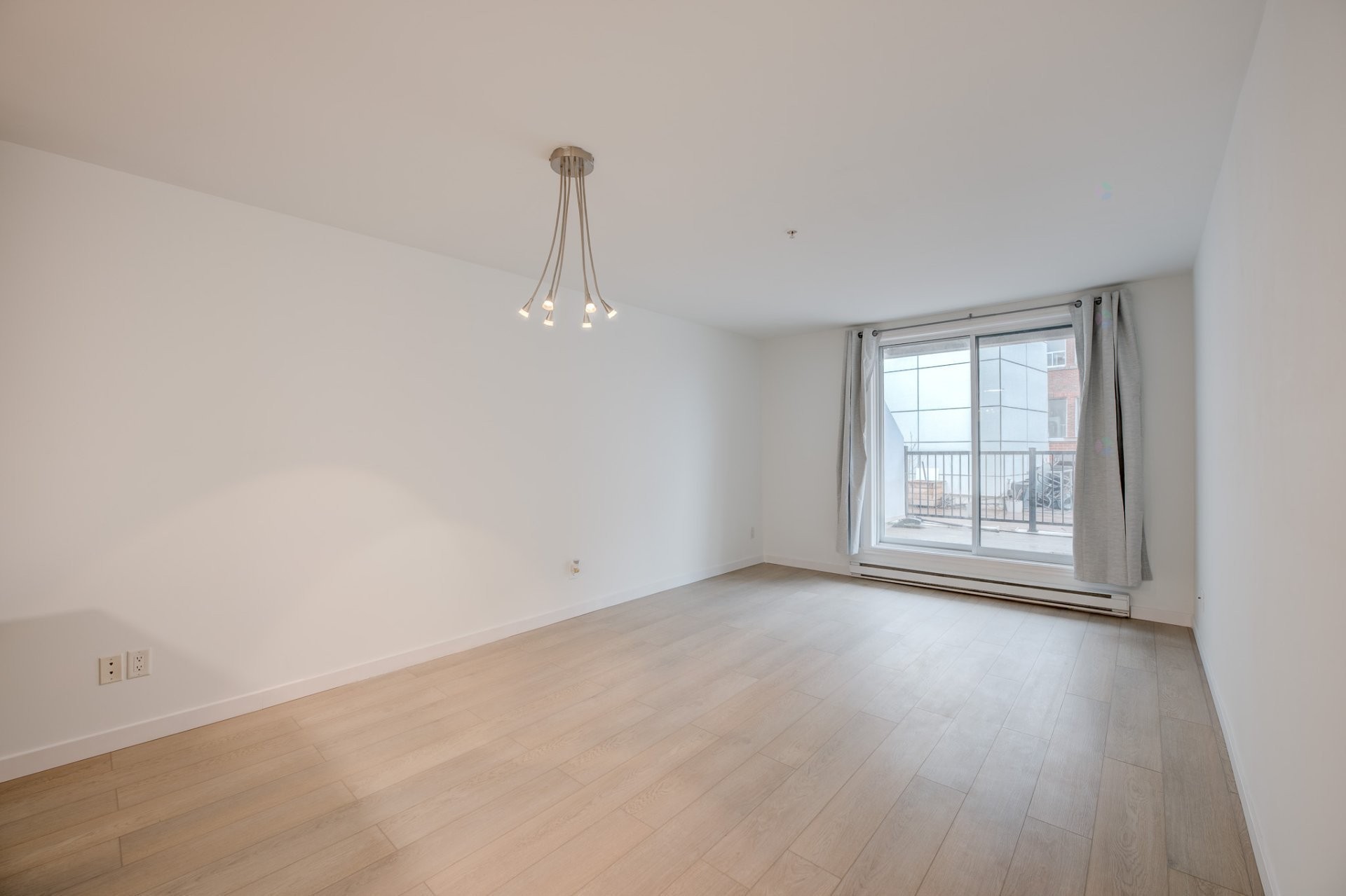 









1950


Rue De Champlain

, 219,
Montréal (Ville-Marie),




QC
H2L2S8

