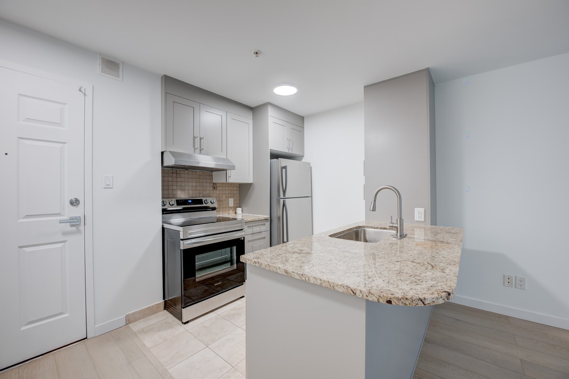 









1950


Rue De Champlain

, 219,
Montréal (Ville-Marie),




QC
H2L2S8

