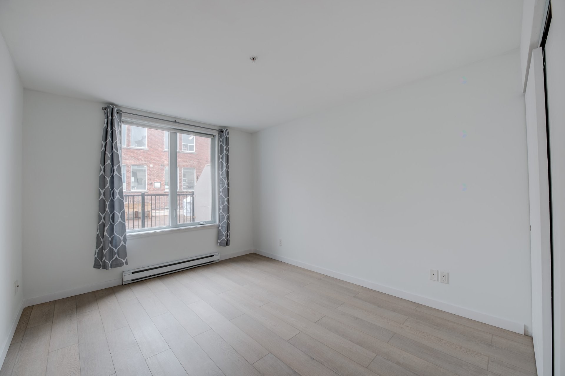 









1950


Rue De Champlain

, 219,
Montréal (Ville-Marie),




QC
H2L2S8

