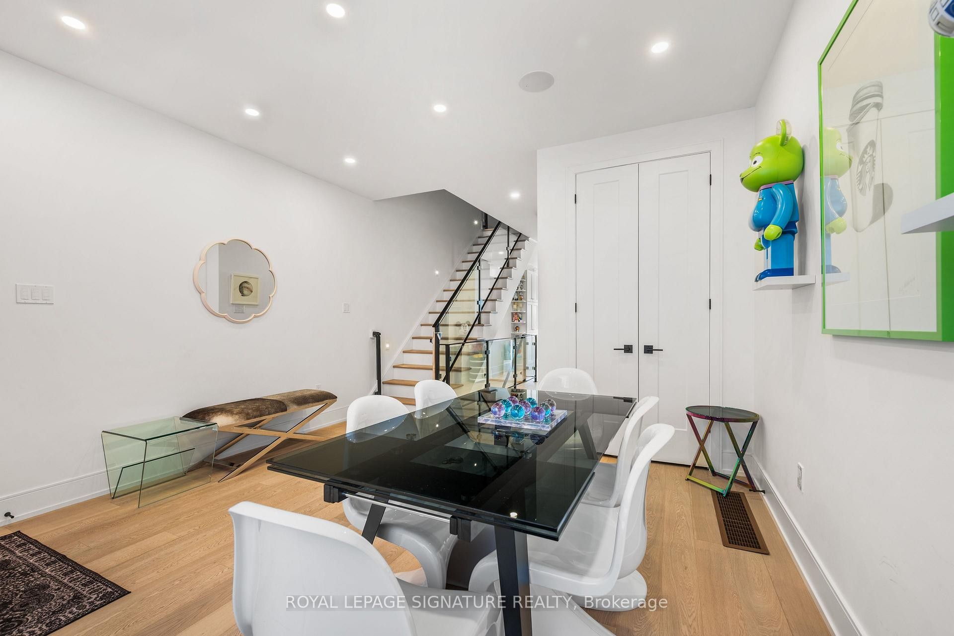 









204


McRoberts

Avenue,
Toronto,




ON
M6E 0B2

