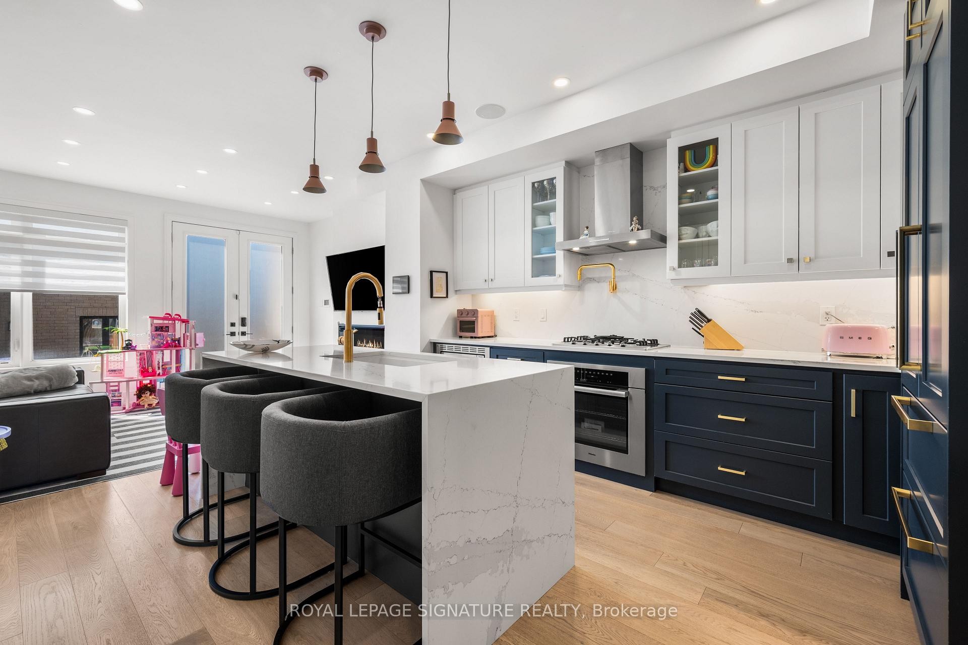 









204


McRoberts

Avenue,
Toronto,




ON
M6E 0B2


