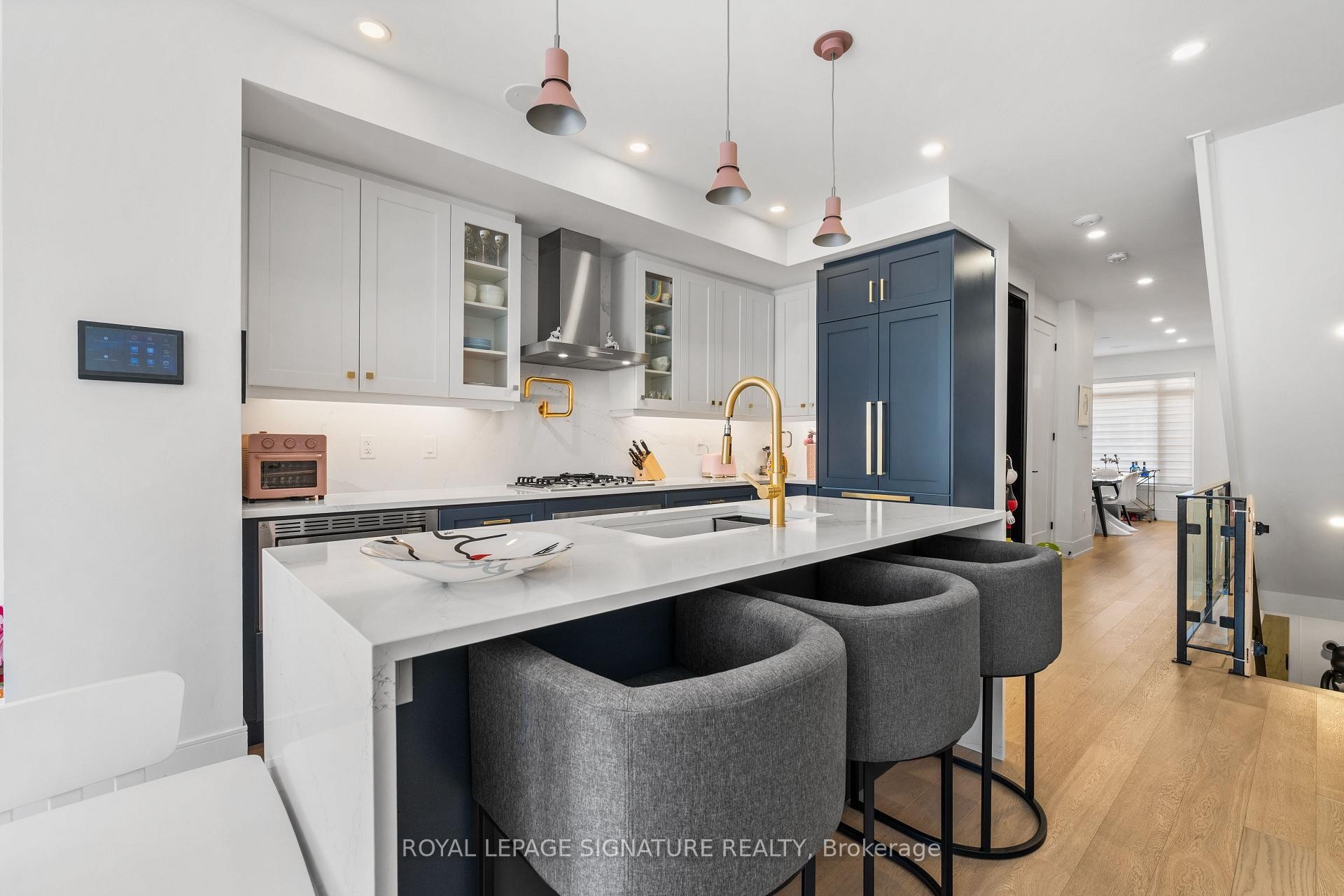 









204


McRoberts

Avenue,
Toronto,




ON
M6E 0B2

