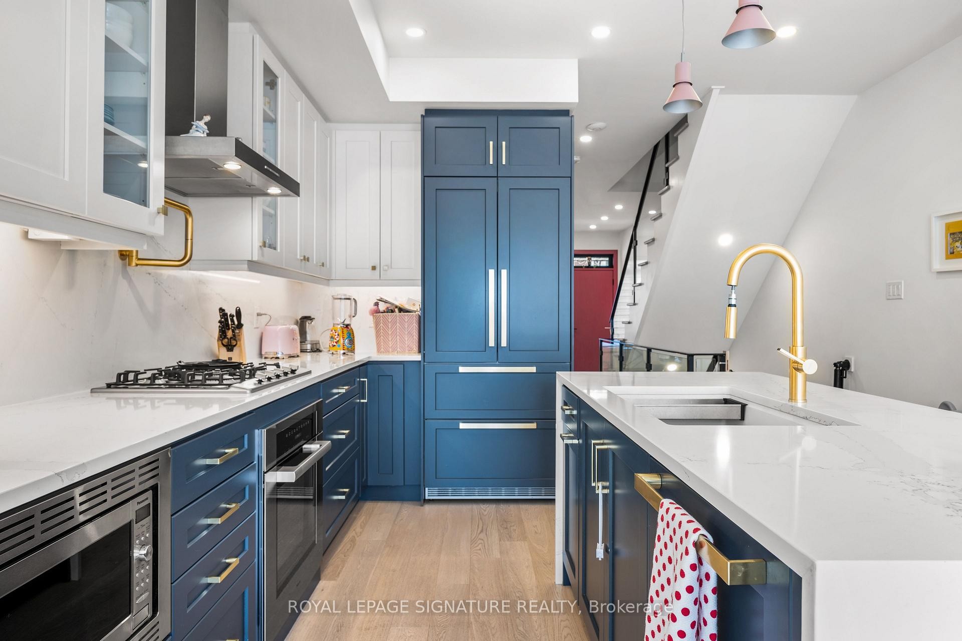 









204


McRoberts

Avenue,
Toronto,




ON
M6E 0B2

